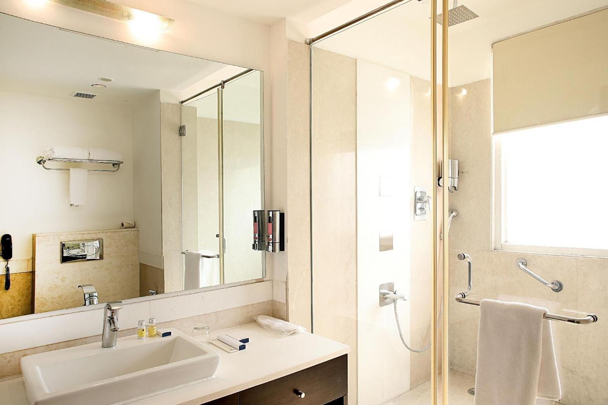 Inde Hotel Vista Woods Huda City Centre, Gurgaon Exterior foto